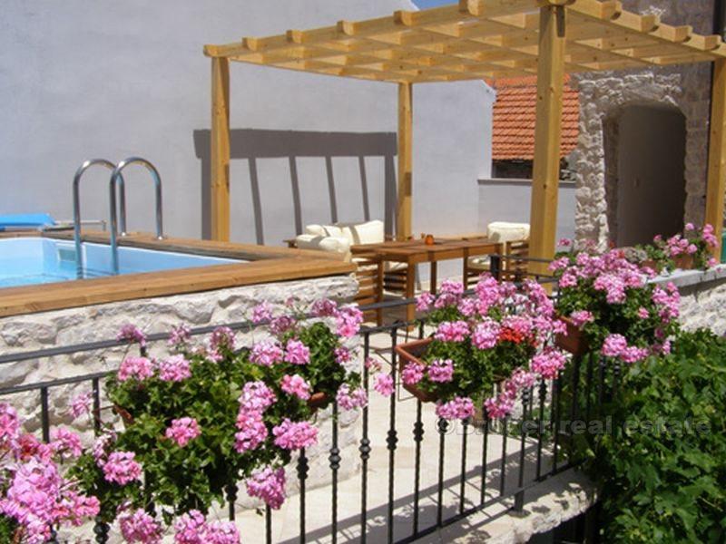 Bella casa in pietra con piscina