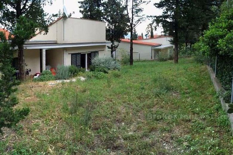 Casa con giardino mediterraneo
