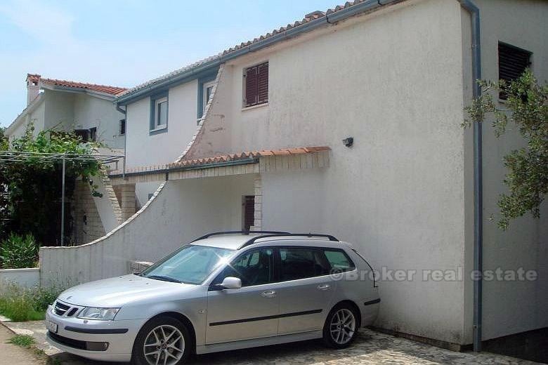 La maison dans un village désirable