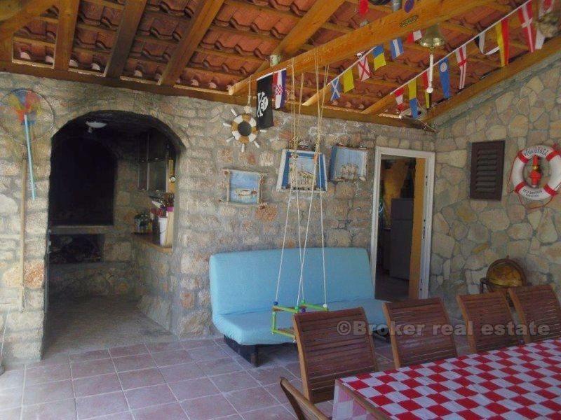 House on the land plot of 800 m2