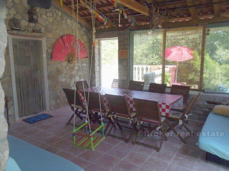 House on the land plot of 800 m2