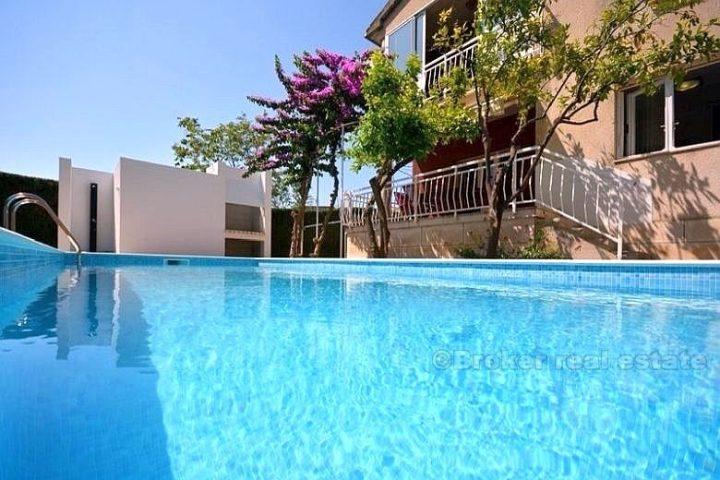 Detached house with a swimming pool, for sale