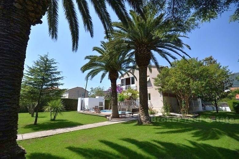 Casa indipendente con piscina, in vendita