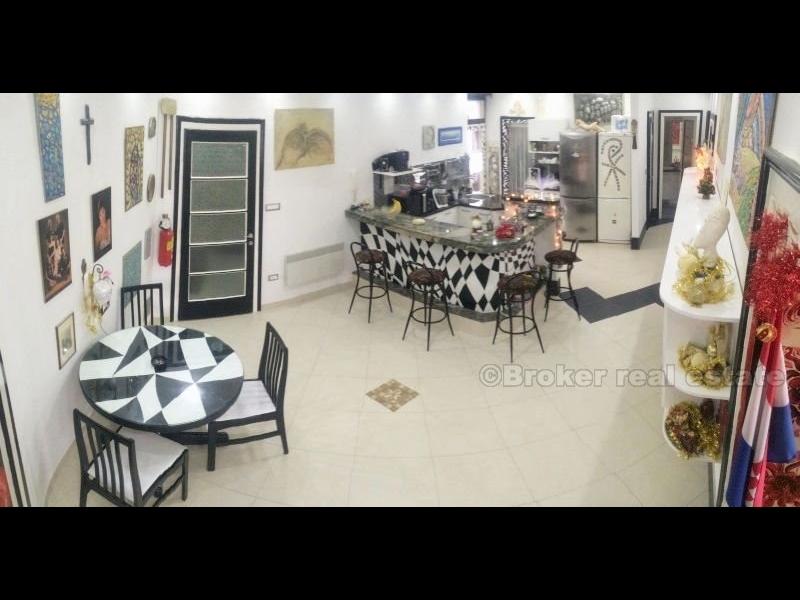 Four bedroom apartment in the center of town, for sale