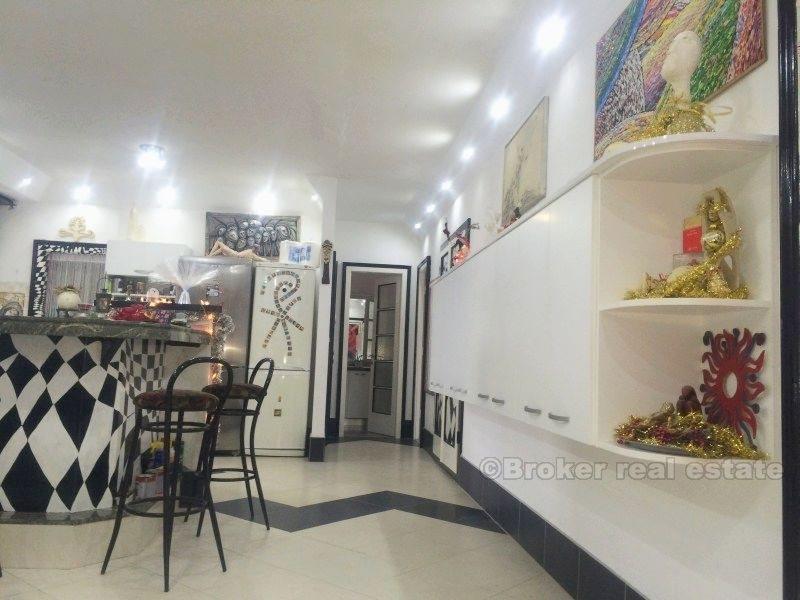 Four bedroom apartment in the center of town, for sale