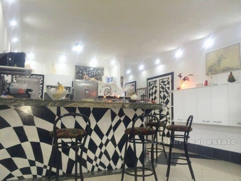 Four bedroom apartment in the center of town, for sale