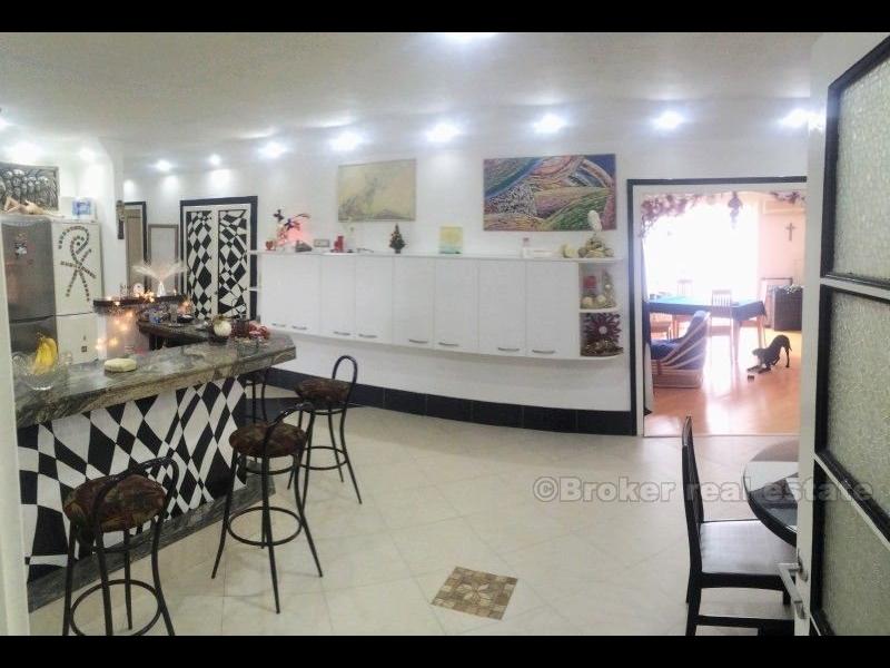 Four bedroom apartment in the center of town, for sale