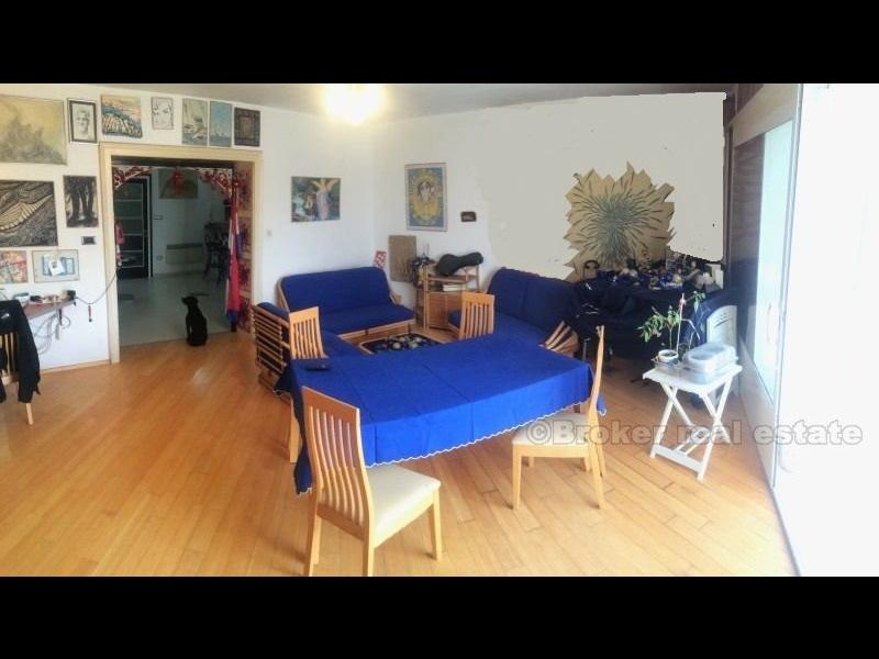 Four bedroom apartment in the center of town, for sale