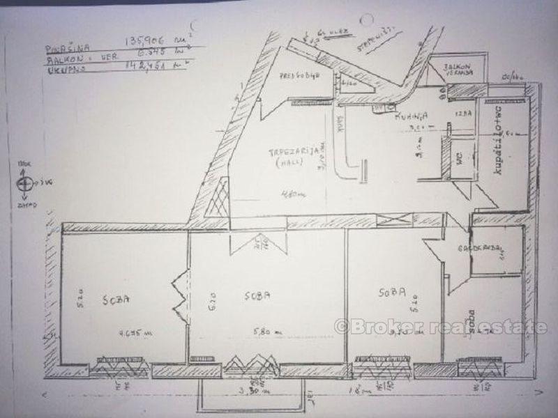 Four bedroom apartment in the center of town, for sale