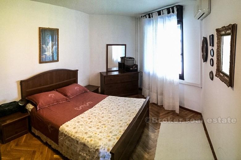 Comodo appartamento trilocale su Blatine, in affitto