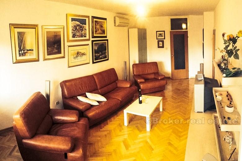 Wygodny czteropokojowy apartament