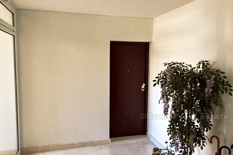 Appartamento di 2 camere da letto, seconda fila al mare