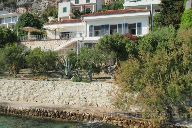 Villa with private mooring