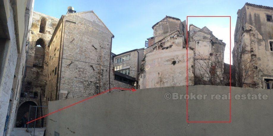 Kamienny dom w centrum miasta