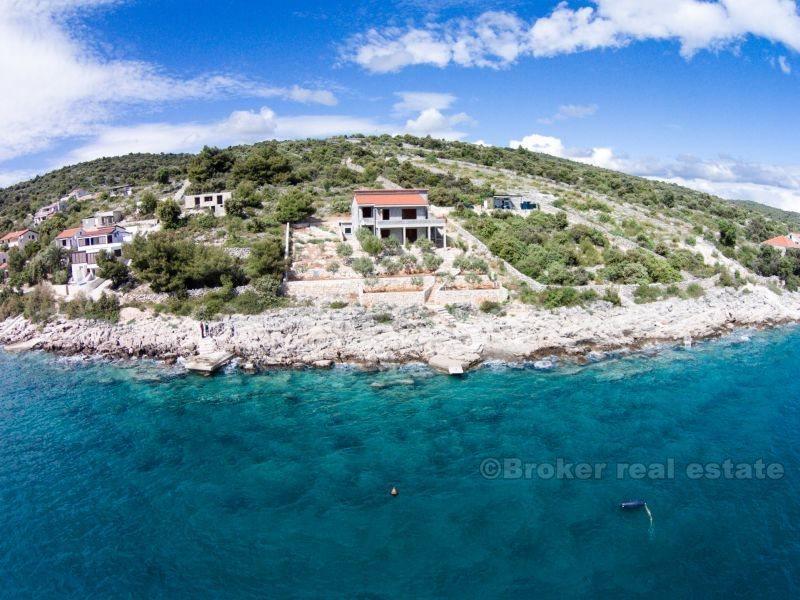 Unfinished villa in the first row to the sea