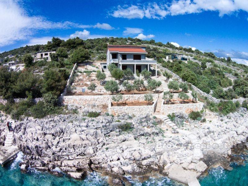 Unfinished villa in the first row to the sea