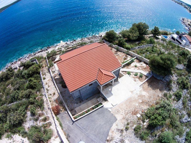 Unfinished villa in the first row to the sea