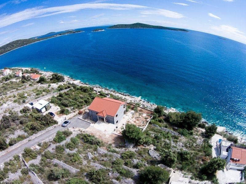Unfinished villa in the first row to the sea
