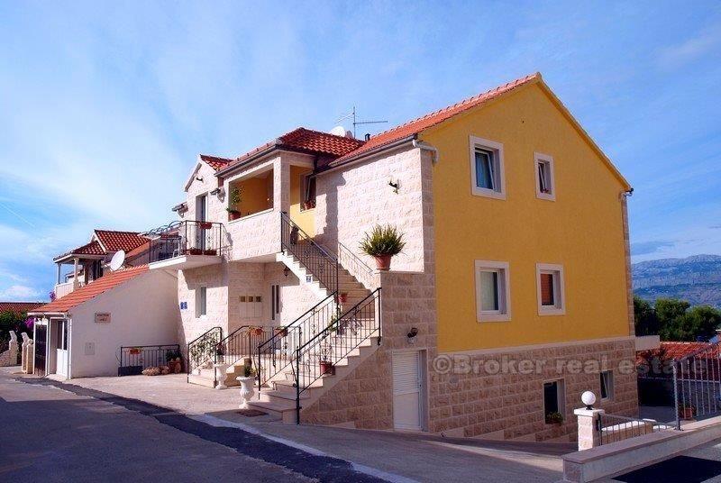 Casa su tre piani, in vendita