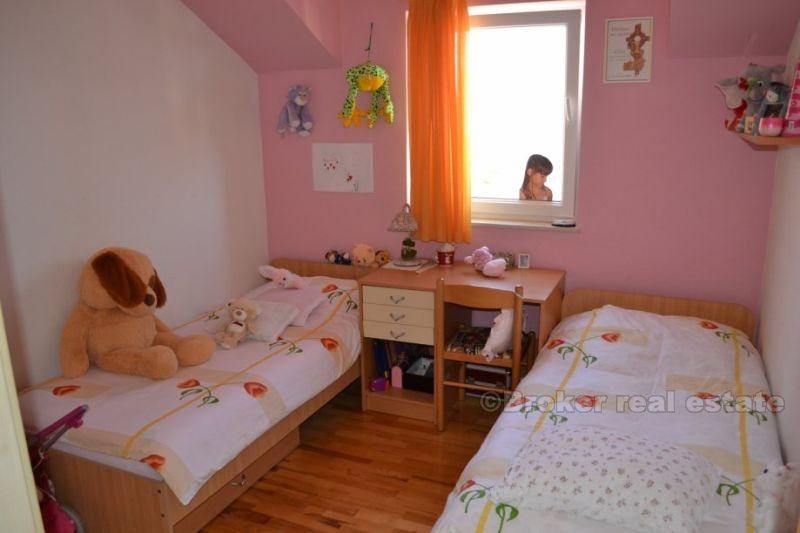 Hus på tre etasjer, til salgs