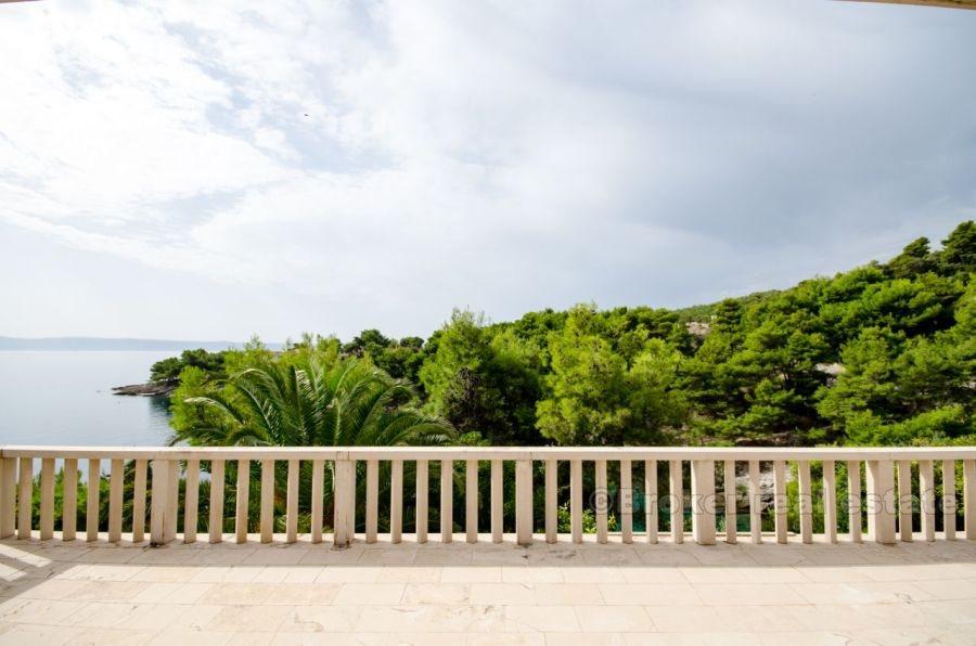 Detached house in the first row to the sea