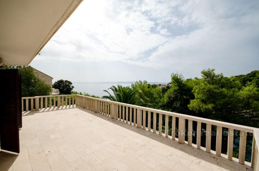 Detached house in the first row to the sea