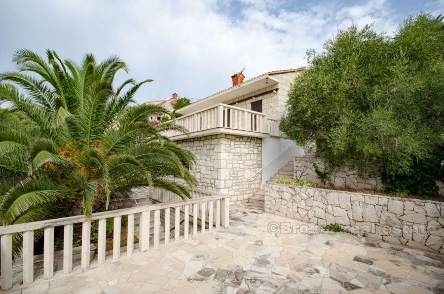 Detached house in the first row to the sea