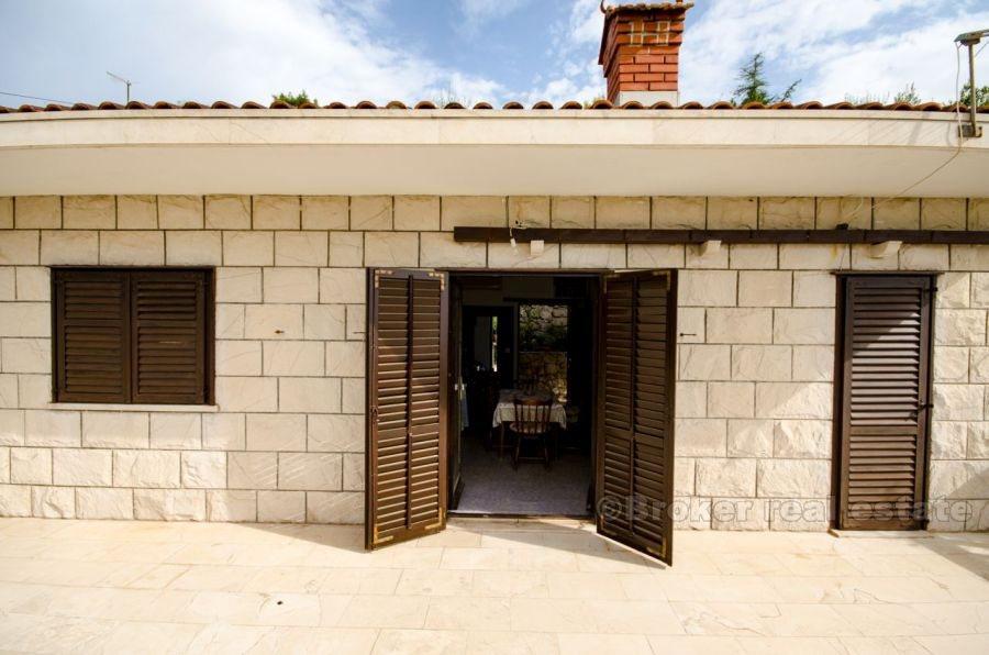 Detached house in the first row to the sea