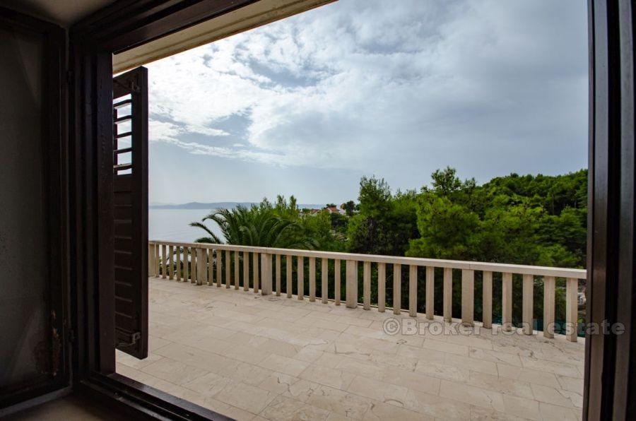 Detached house in the first row to the sea