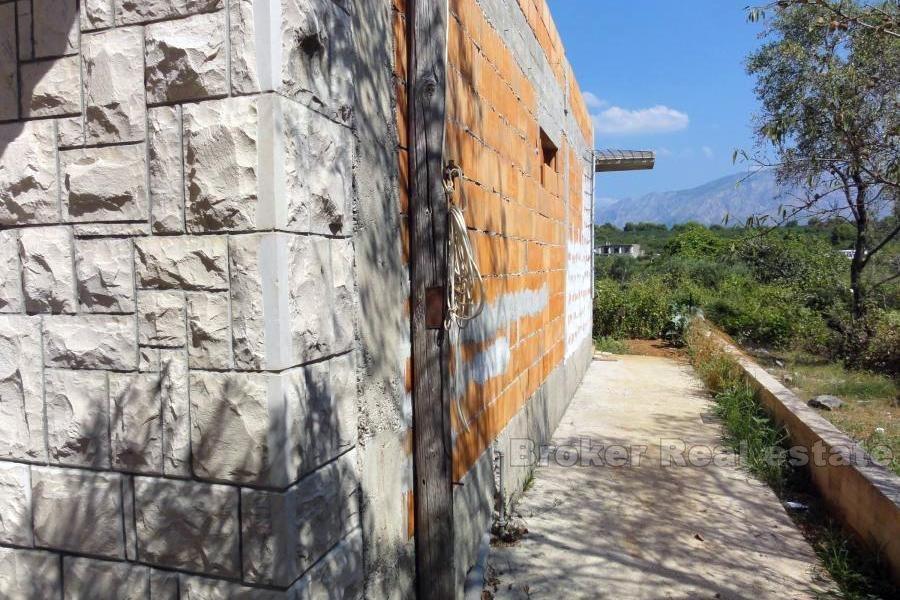 Unfinished house situated 100 meters from the sea