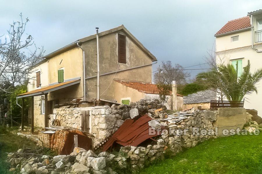 Semi-detached house and agricultural land for sale