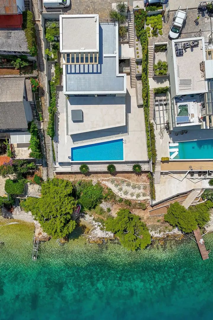 Nově postavená vila na pobřeží s bazénem