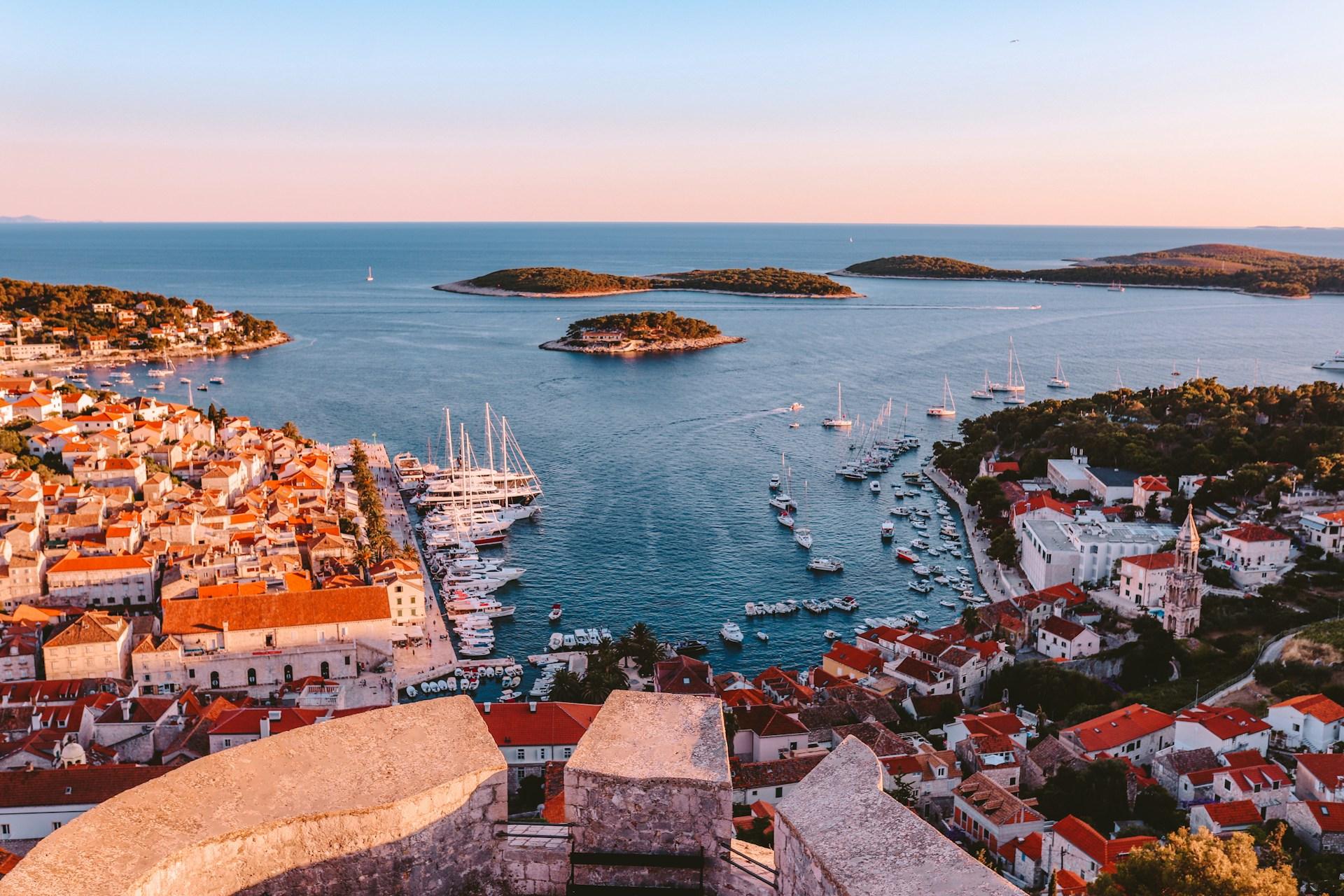 Dlaczego Hvar jest uznawany za prestiżową lokalizację do inwestowania w nieruchomości