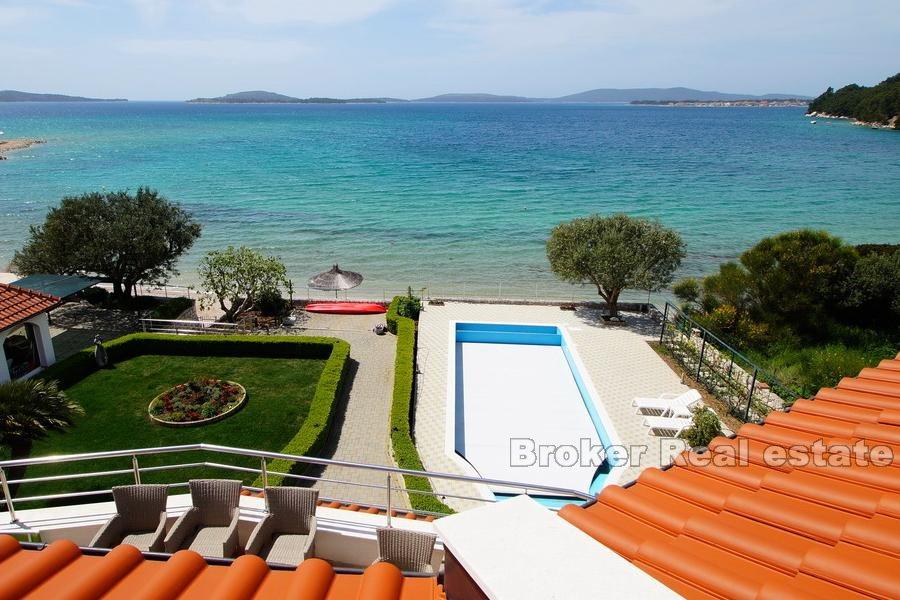 Family villa in the first row to the sea