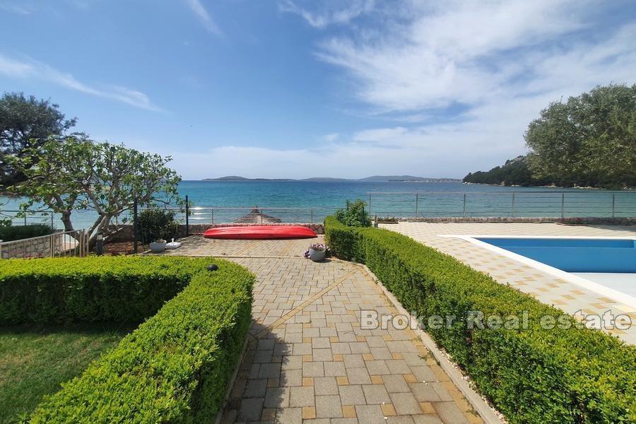 Familievilla i første rad til sjøen