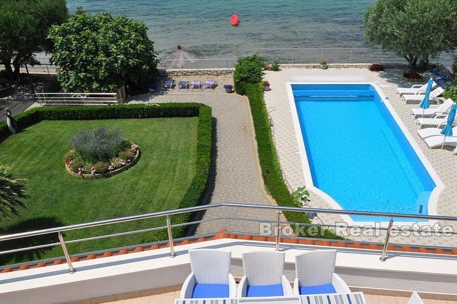 Семейная вилла в первом ряду от моря