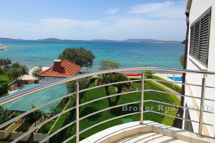 Семейная вилла в первом ряду от моря