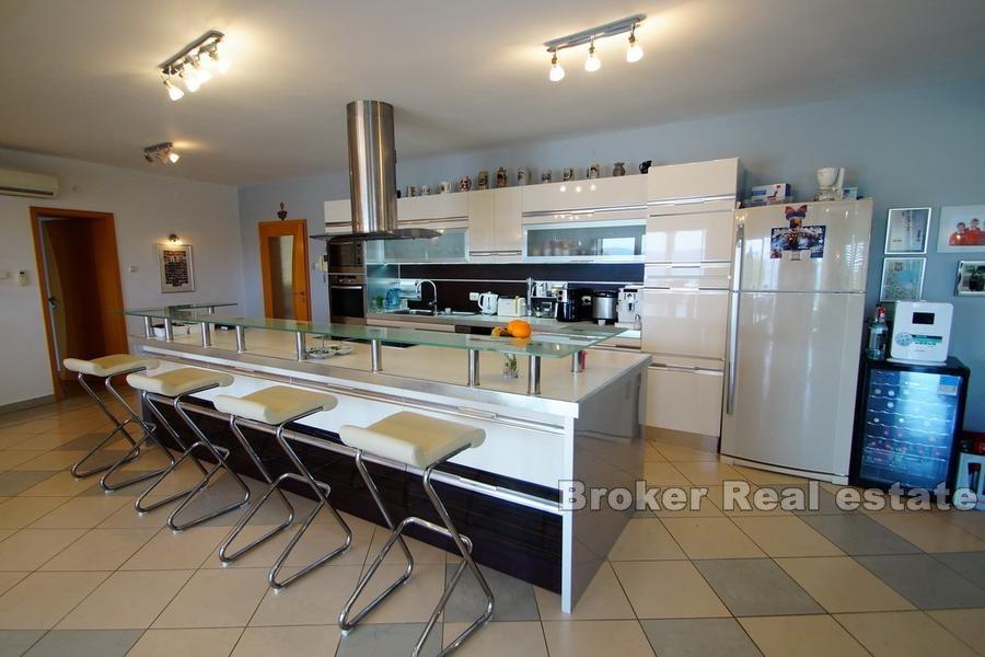 Семейная вилла в первом ряду от моря