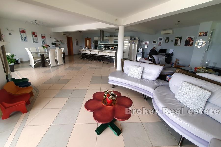 Семейная вилла в первом ряду от моря