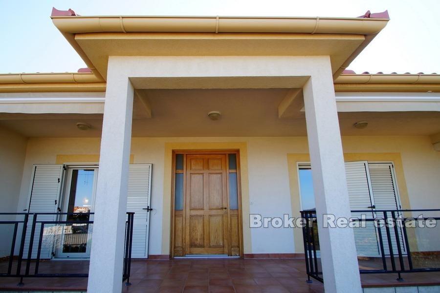 Obiteljska kuća, prvi red do mora