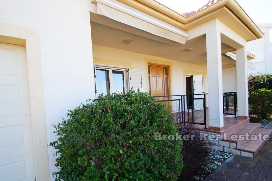 Obiteljska kuća, prvi red do mora