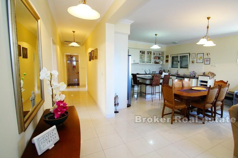 Obiteljska kuća, prvi red do mora