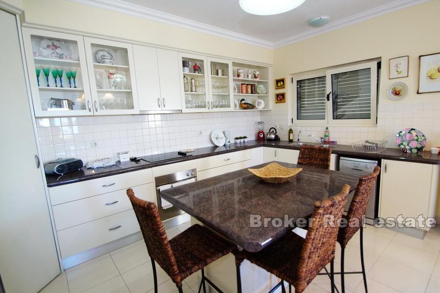 Obiteljska kuća, prvi red do mora