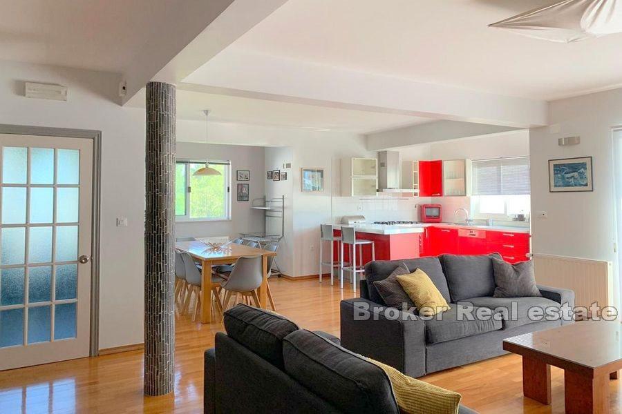 Hus med basseng og havutsikt