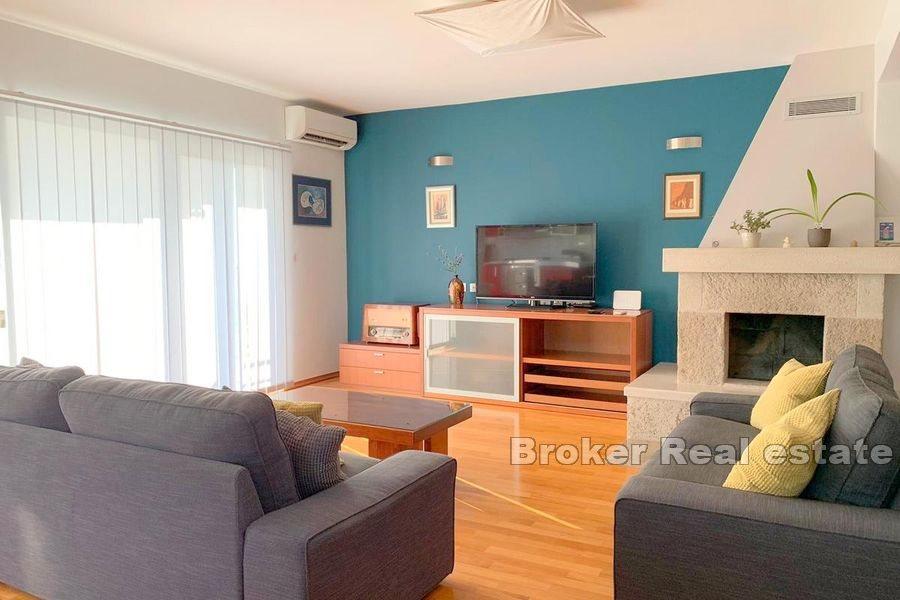 Hus med basseng og havutsikt