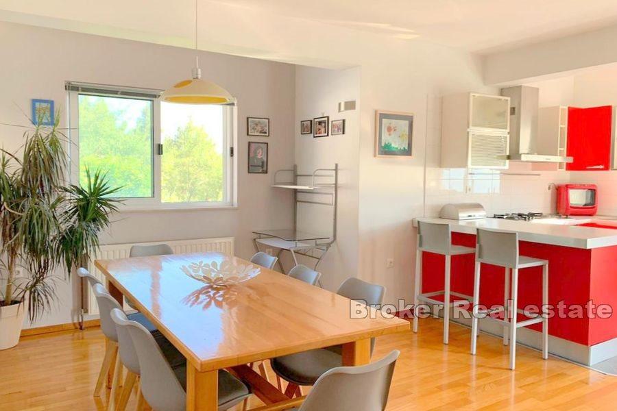 Hus med basseng og havutsikt