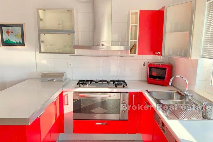 Hus med basseng og havutsikt