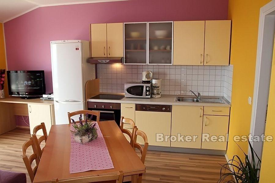 Hus med basseng og havutsikt