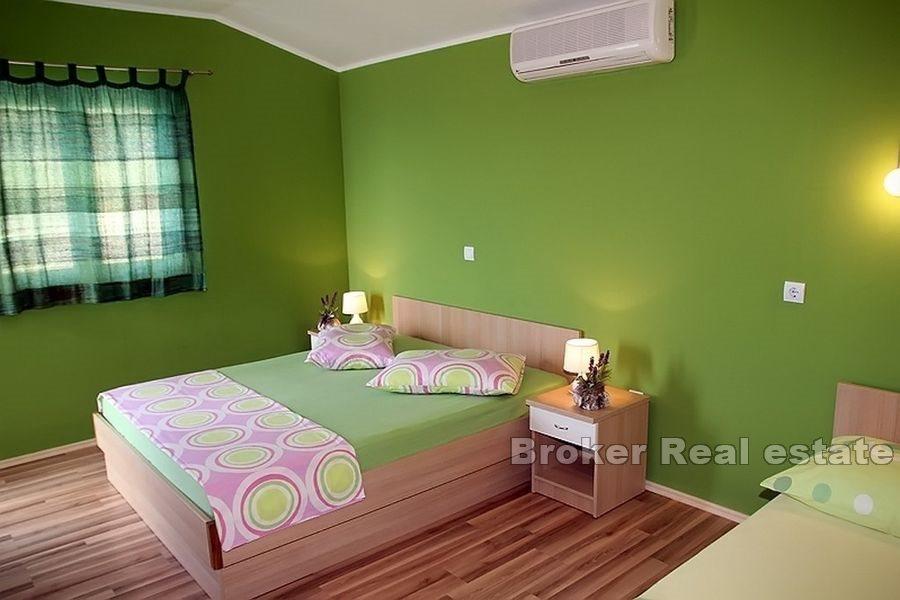 Hus med basseng og havutsikt