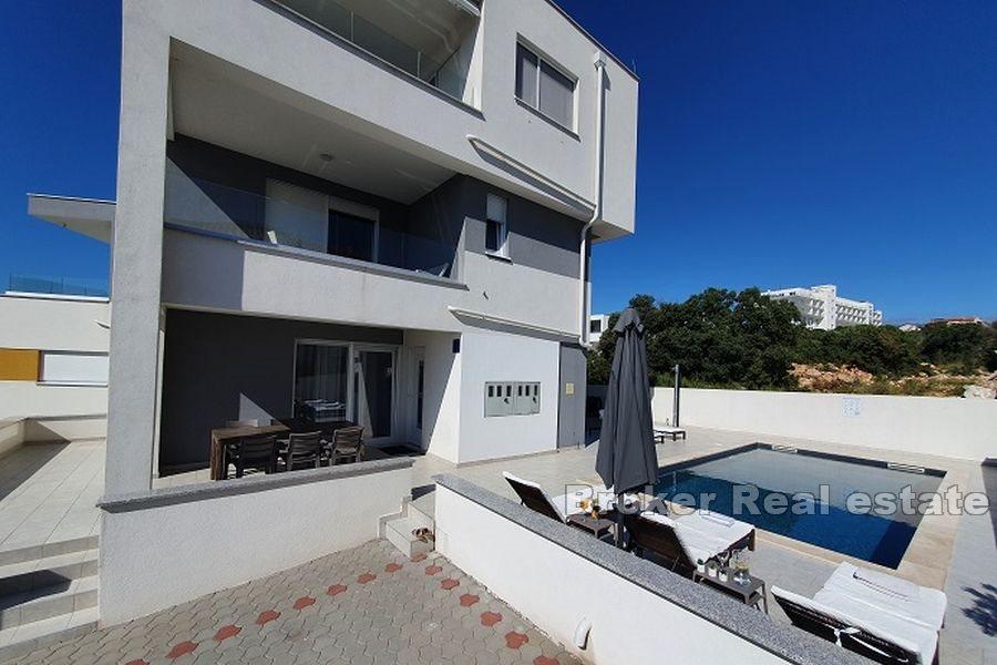 Maisonette-Wohnung mit Pool- und Meerblick